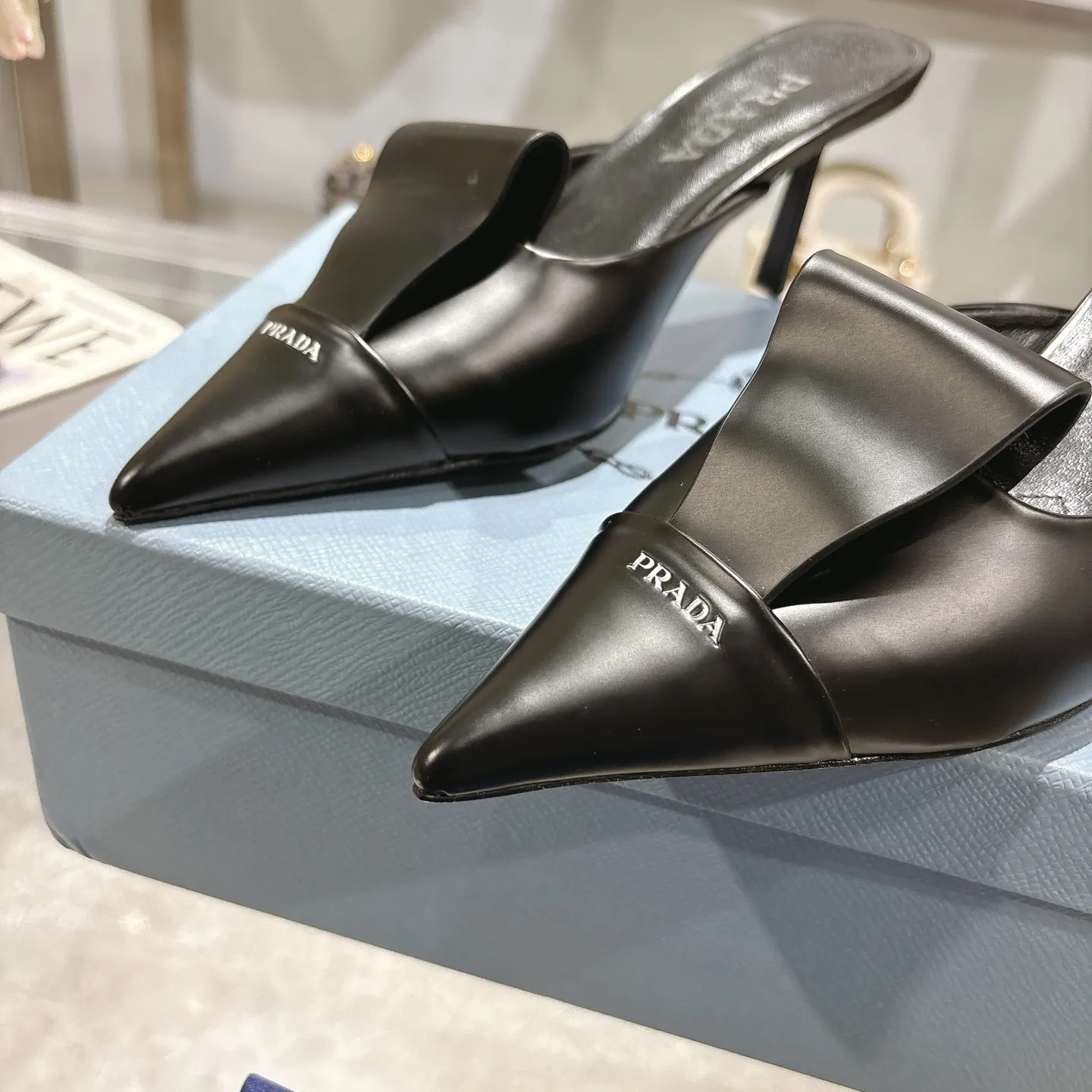 👟👟Ex-factory price 540👟👟 PRADA* Prada 25ss spring and summer new Mary Jane pointed-toe high-heeled shoes fashion shoes. Purchased from the original version and developed 1:1, perfect details, comfortable on the feet, can be matched with beautiful spring and summer clothes, exquisite and durable 🤩 ✔Upper: original open edge beaded cowhide ✔Inner lining: sheepskin ✔Outsole: Italian leather outsole ✔Heel height: 5.5cm, 7.5cm ✔Number of yards: 35-40 (41 can be customized and non-refundable) ✔Packaging: original full set of packaging